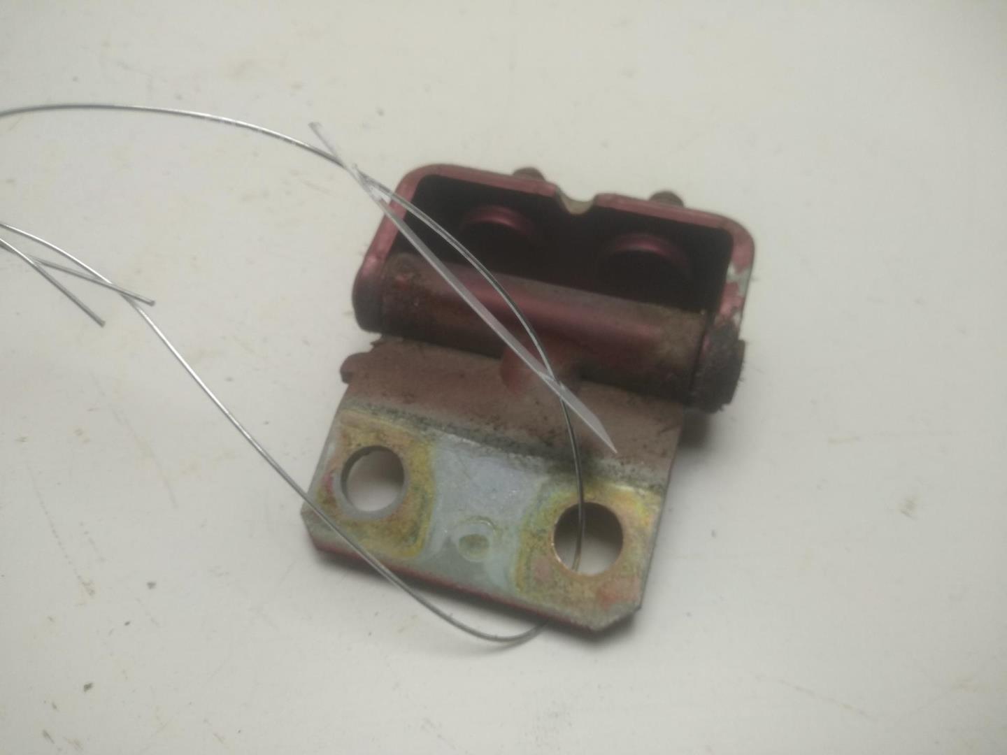 Петля крышки багажника