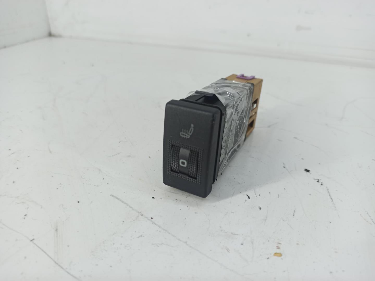 Кнопка обогрева сидений