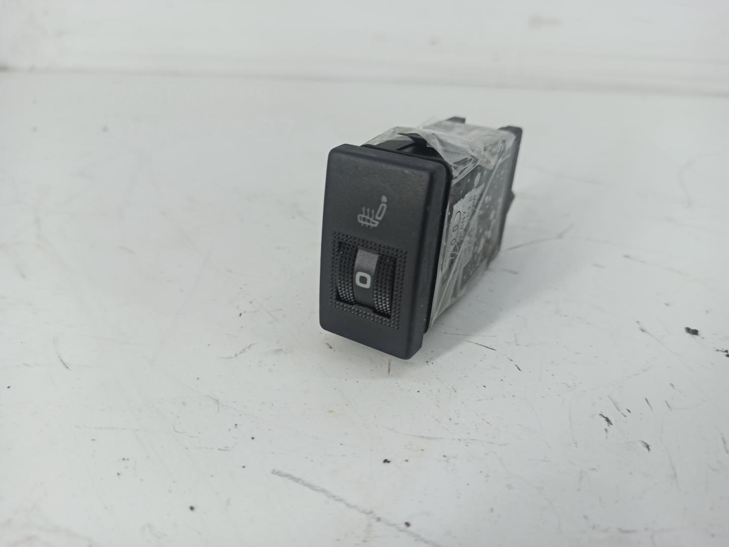 Кнопка обогрева сидений