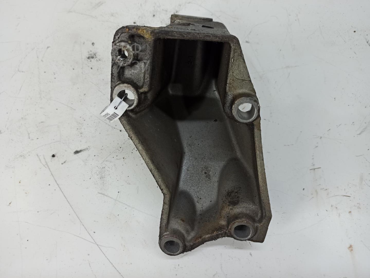 Кронштейн двигателя левый