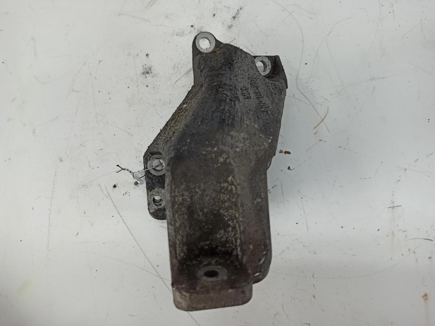 Кронштейн двигателя левый