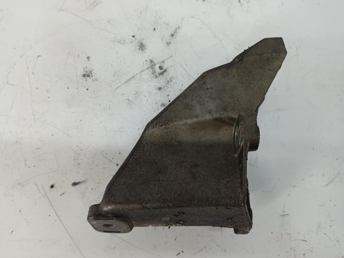 Кронштейн двигателя левый