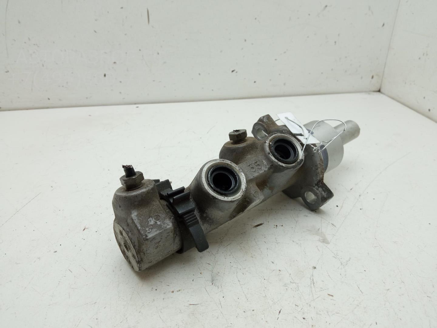 Цилиндр тормозной главный