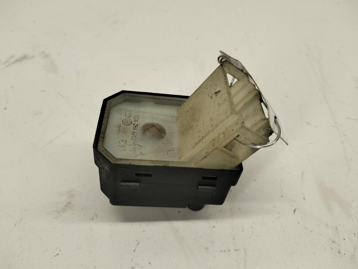 Кнопка регулировки зеркала