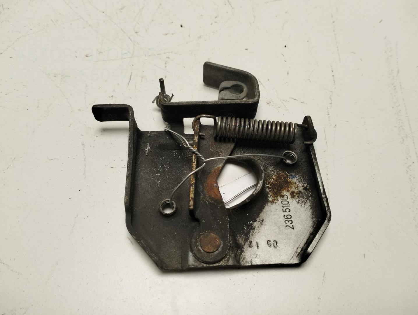 Замок капота