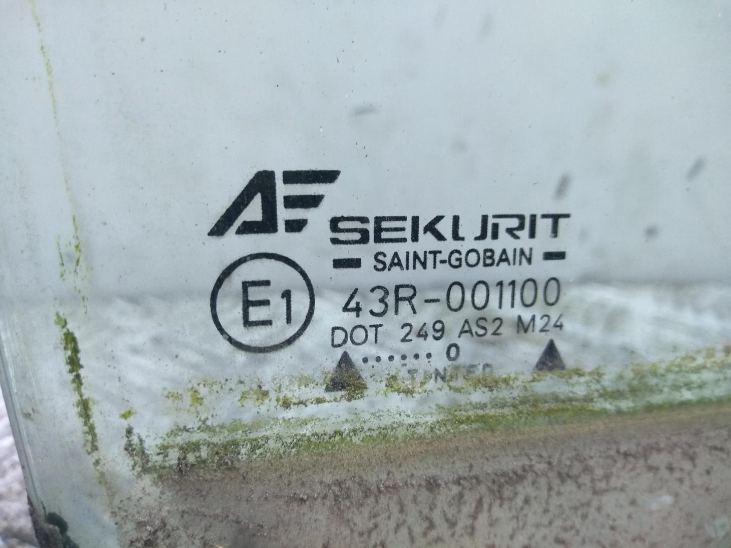 Стекло двери передней правой