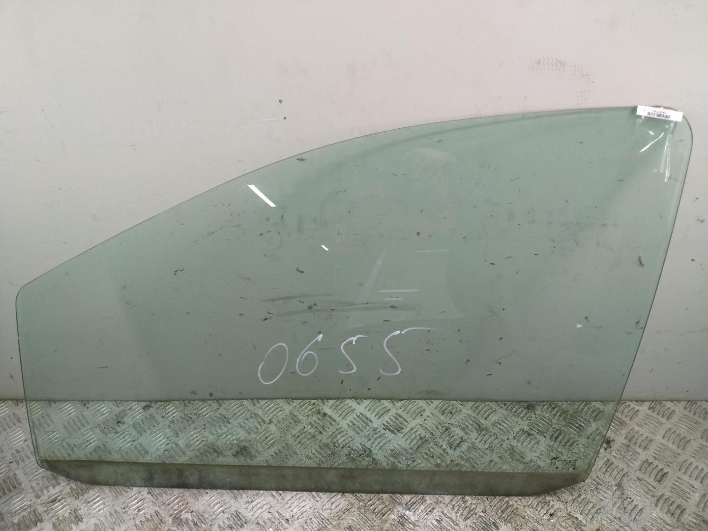 Стекло двери передней левой