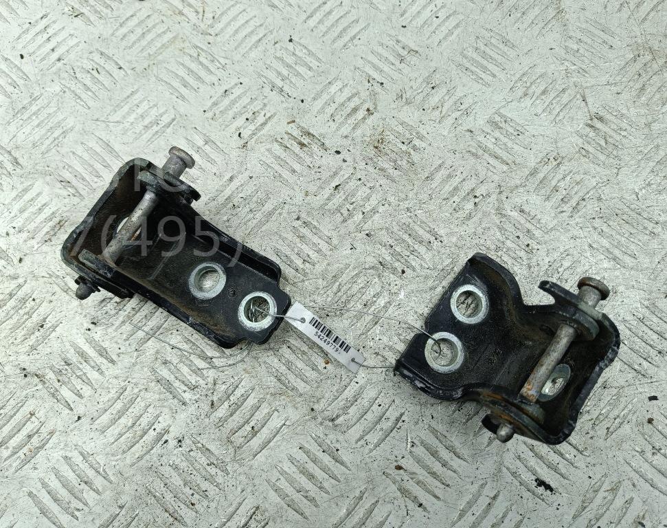 Петля двери