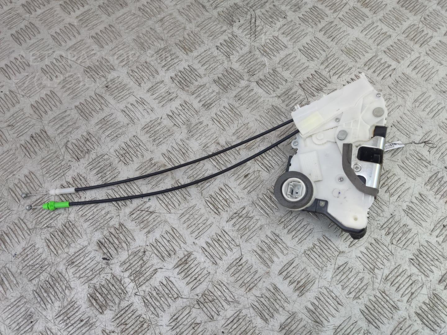 Замок двери передней левой