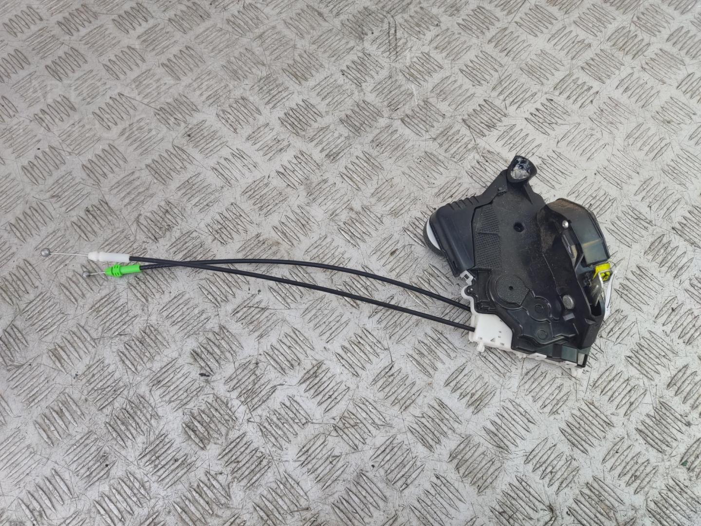 Замок двери передней левой