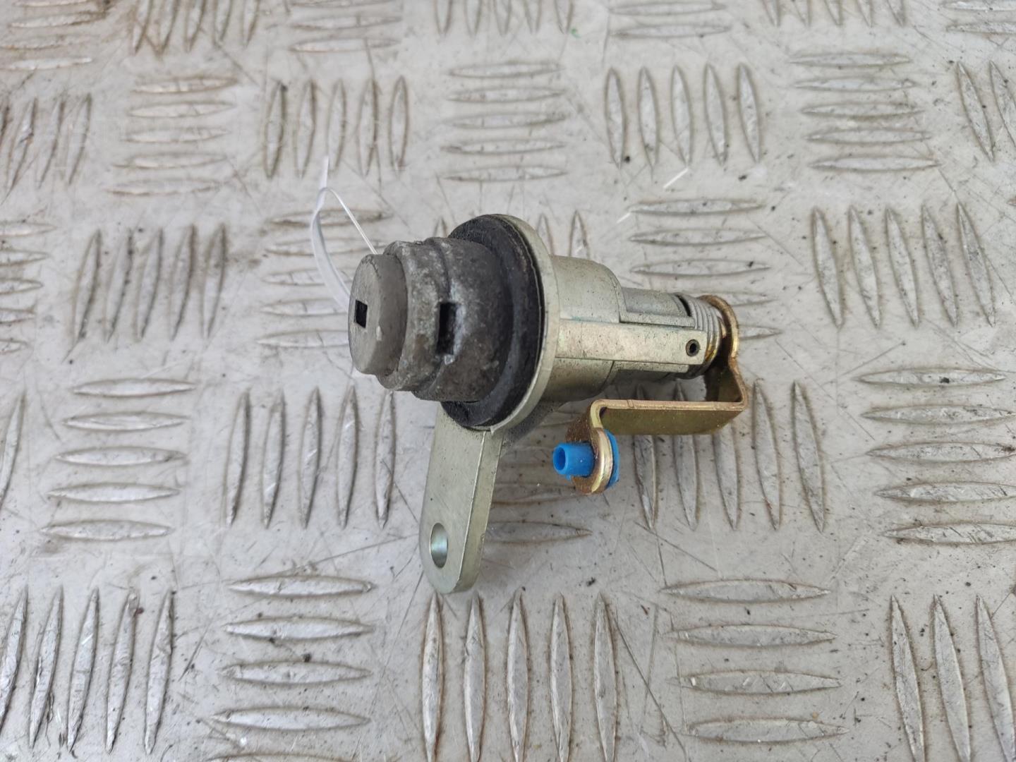 Вставка замка багажника