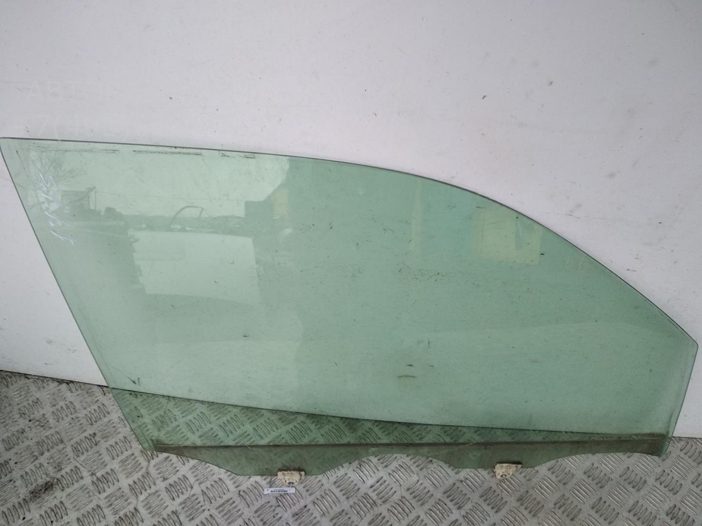 Стекло двери передней правой