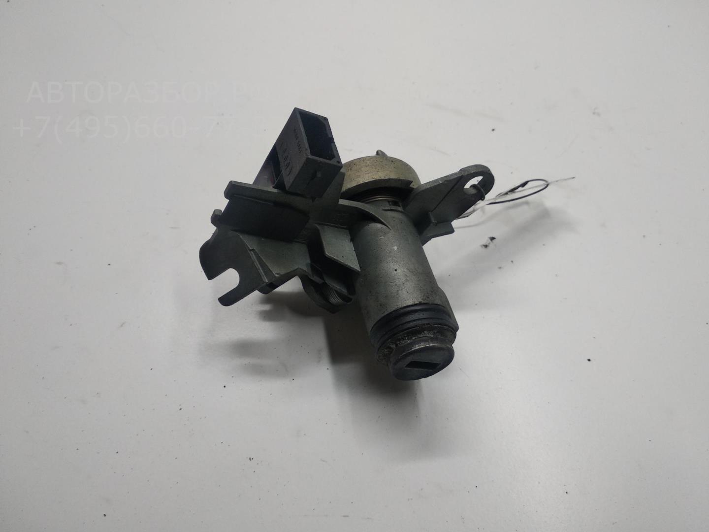 Вставка замка багажника