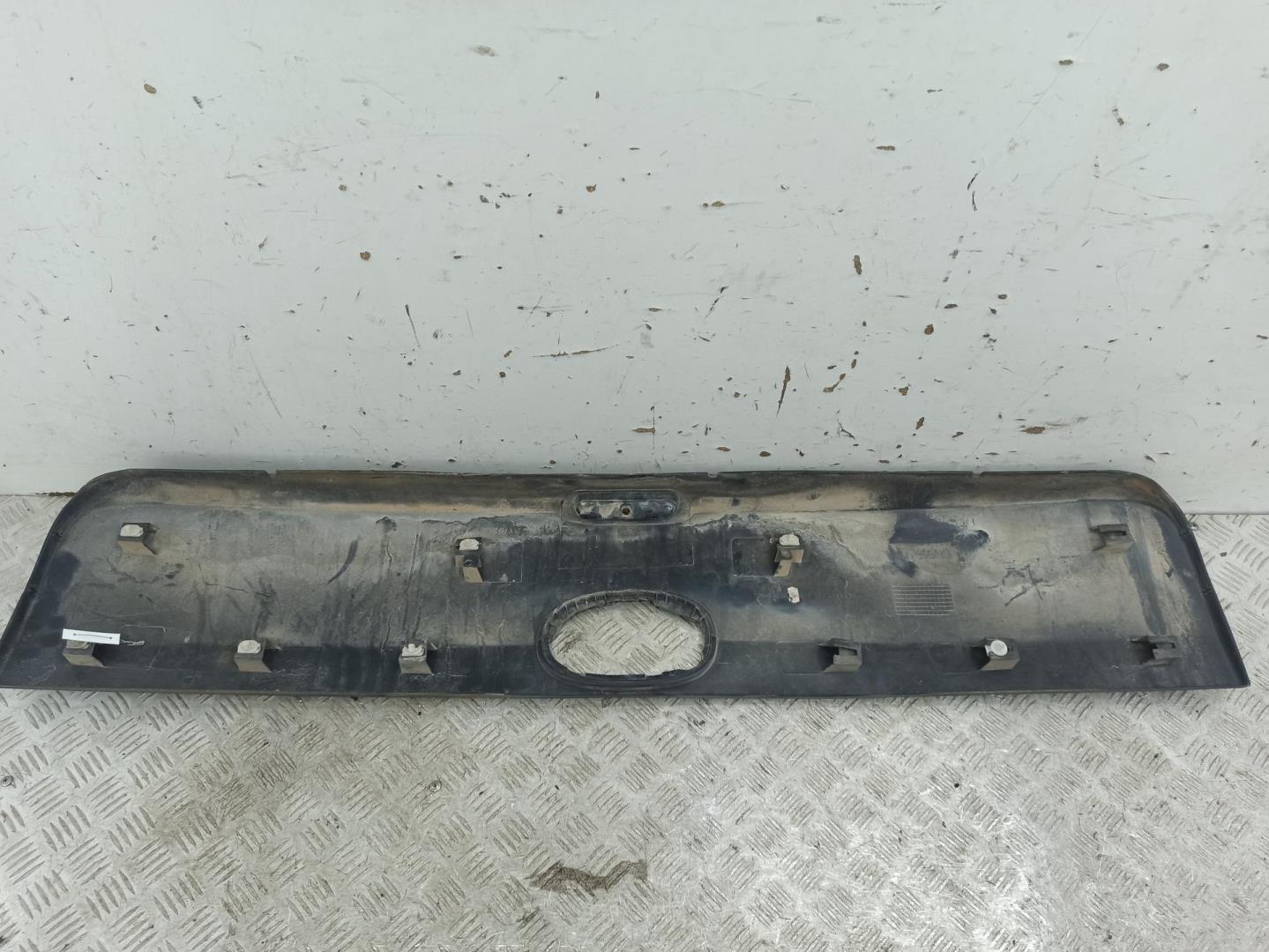 Накладка крышки багажника