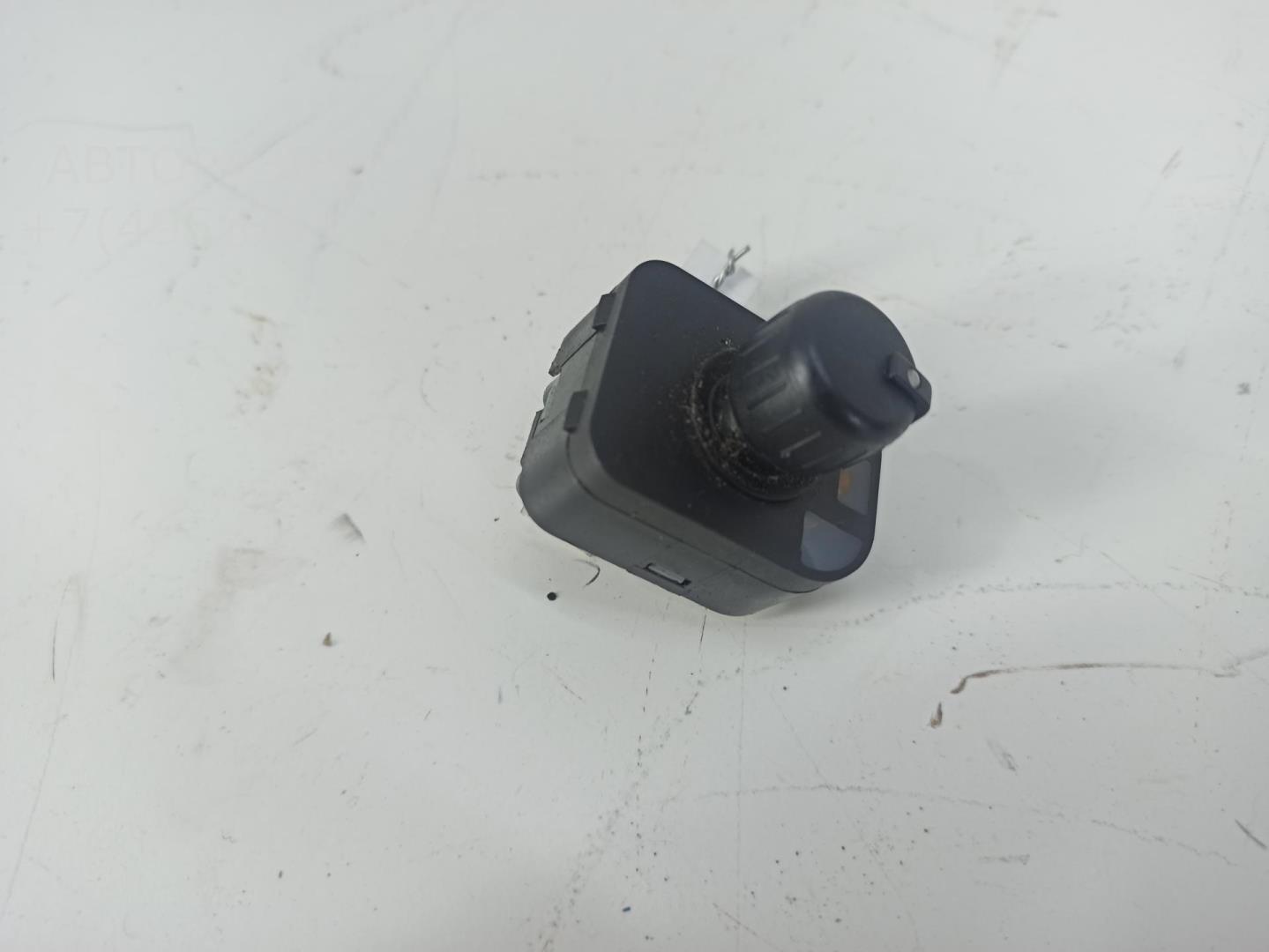 Кнопка регулировки зеркала