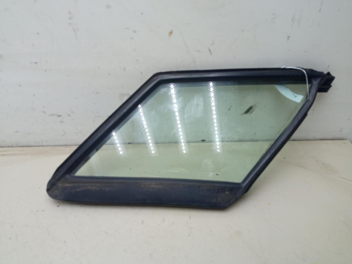 Стекло двери передней левой (форточка)