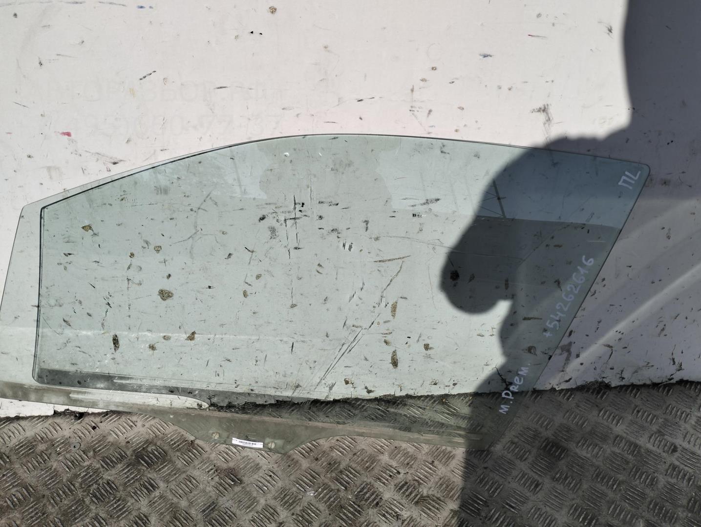 Стекло двери передней левой