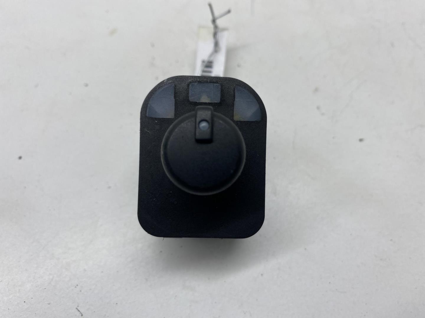 Кнопка регулировки зеркала