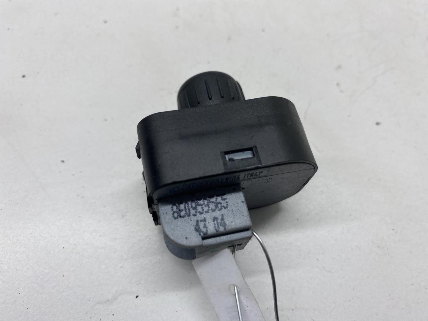 Кнопка регулировки зеркала