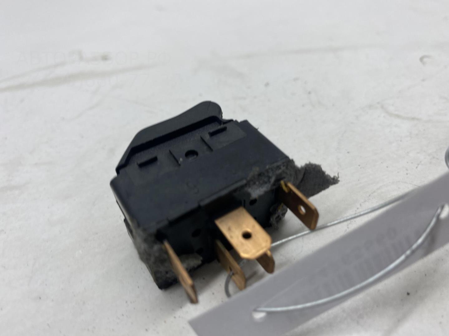 Кнопка стеклоподъемника