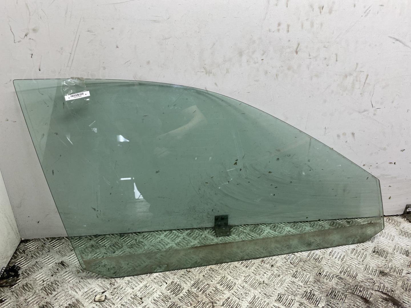 Стекло двери передней правой