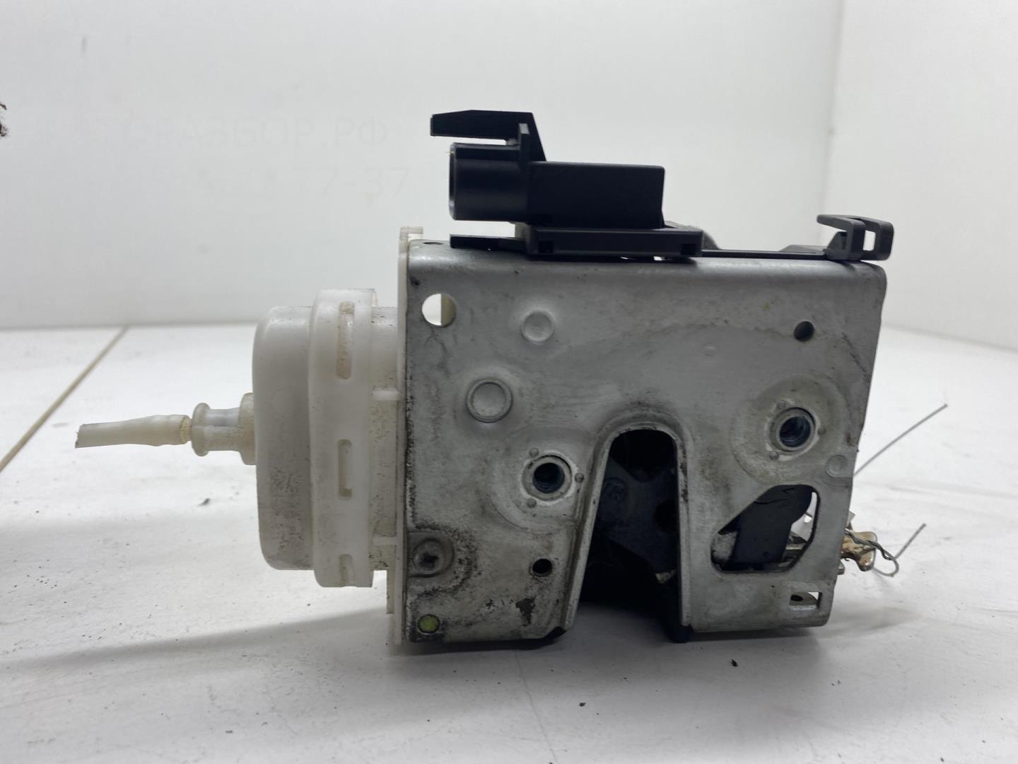 Замок двери передней правой