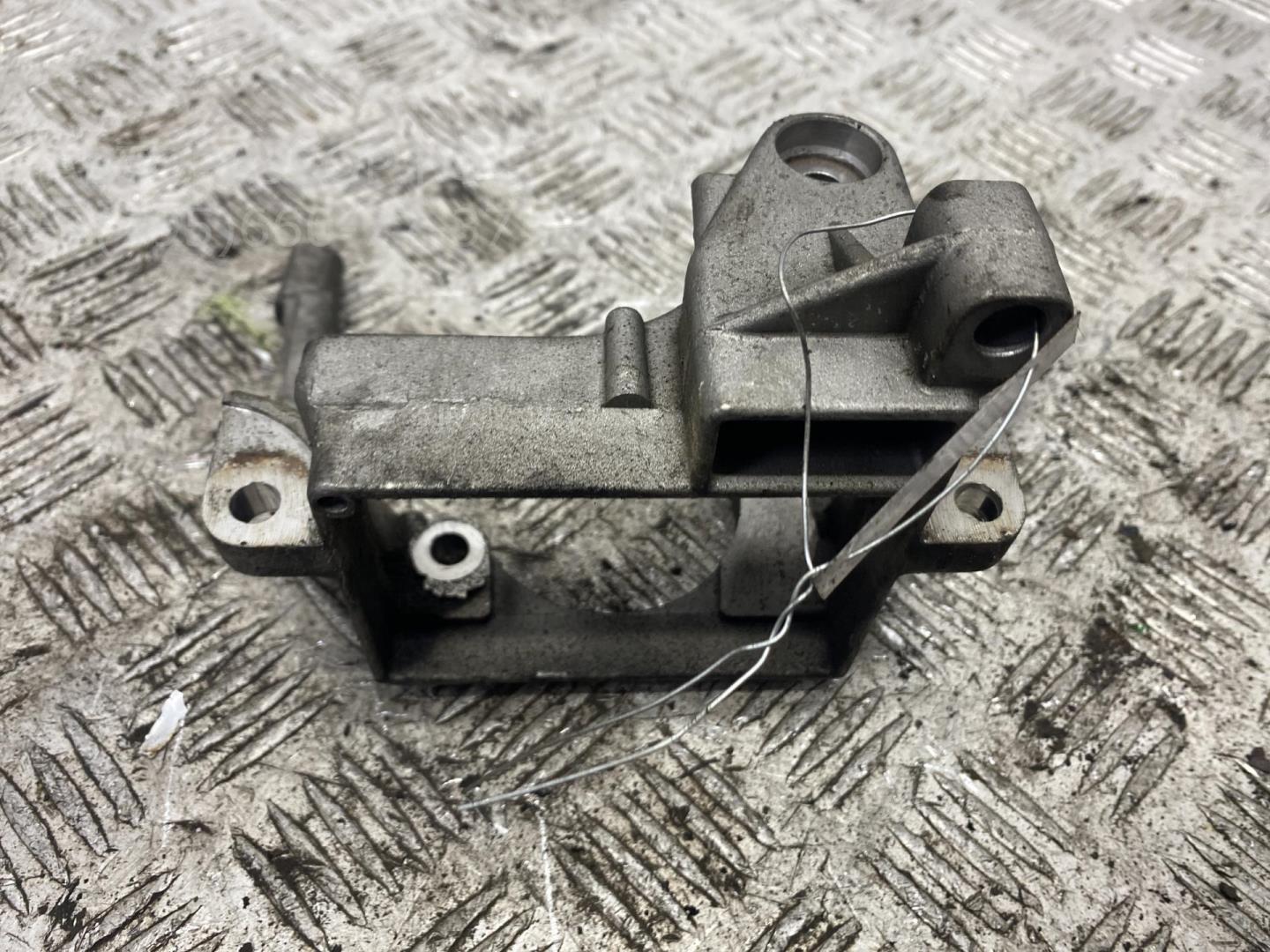 Кронштейн ГУР