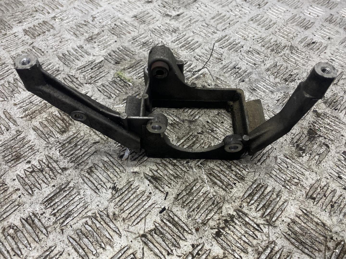 Кронштейн ГУР