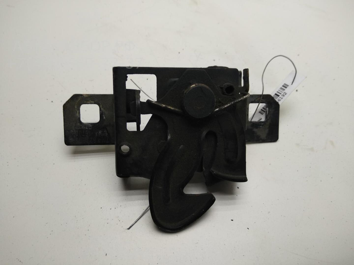 Замок капота