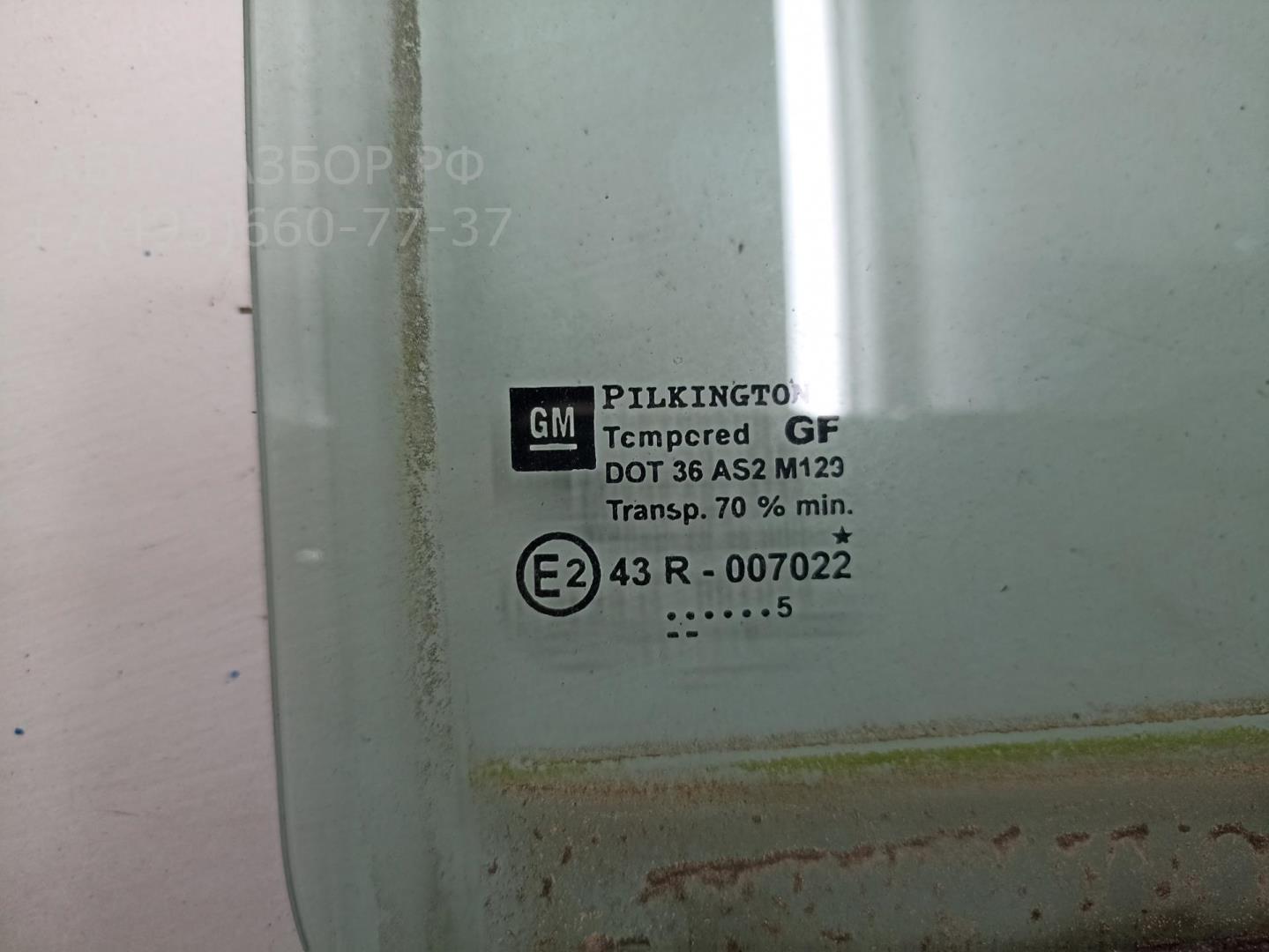 Стекло двери задней правой (форточка)