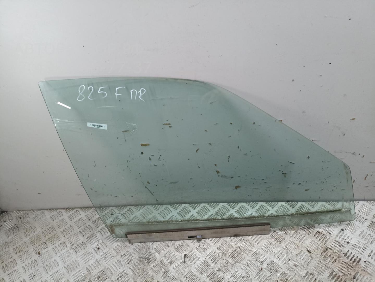 Стекло двери передней правой