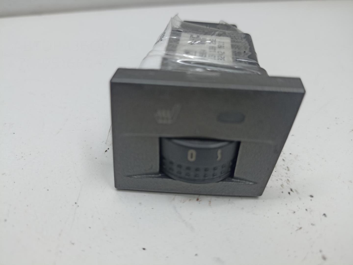 Кнопка обогрева сидений