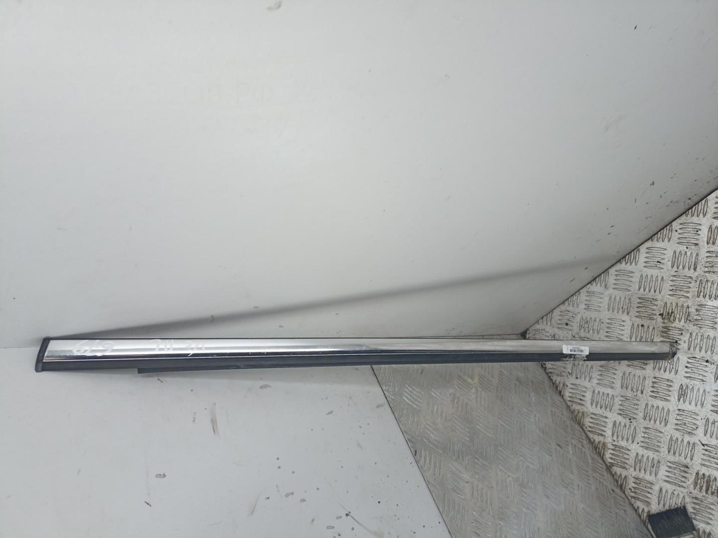 Накладка стекла переднего левого