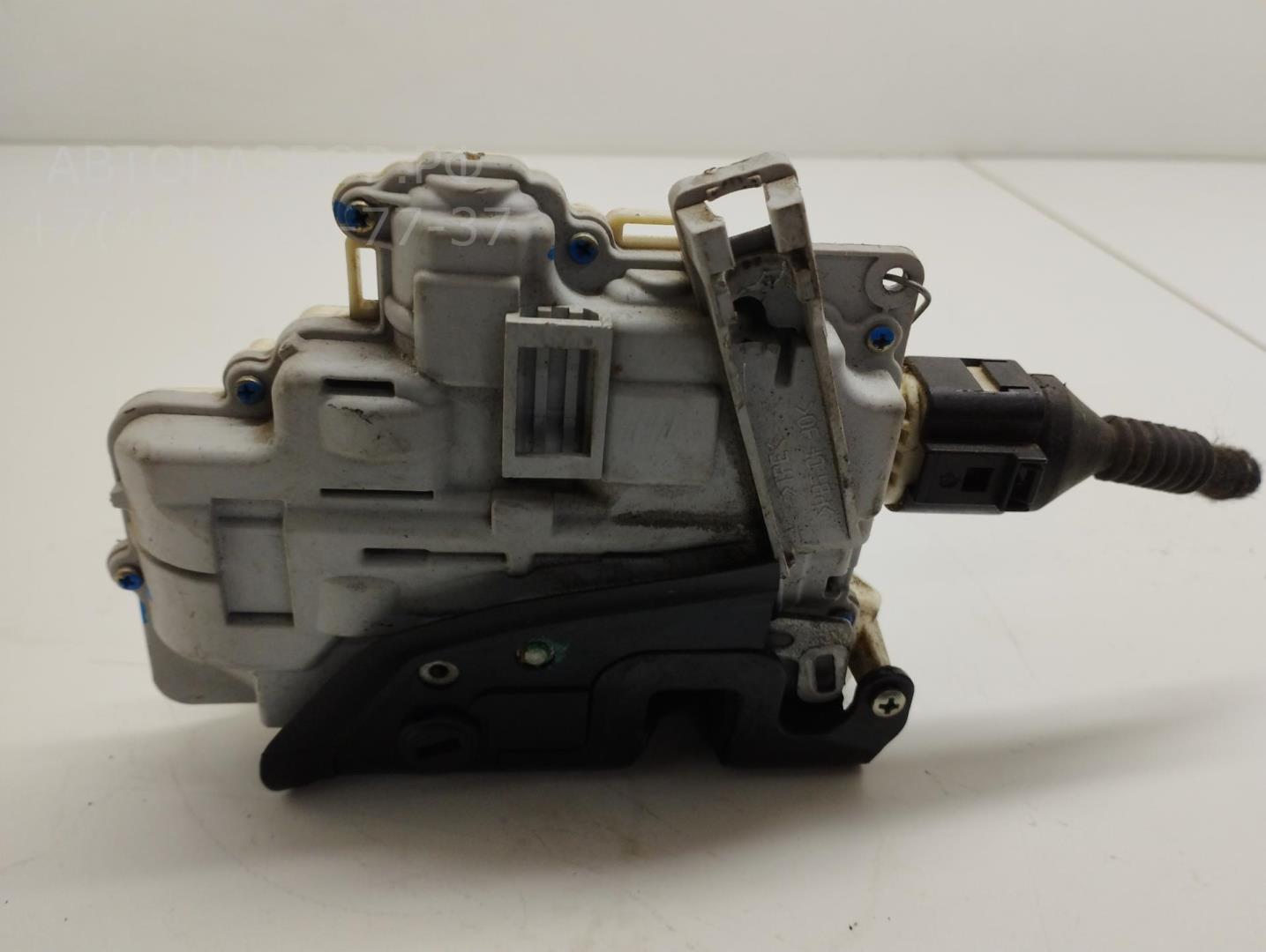 Замок двери задней левой