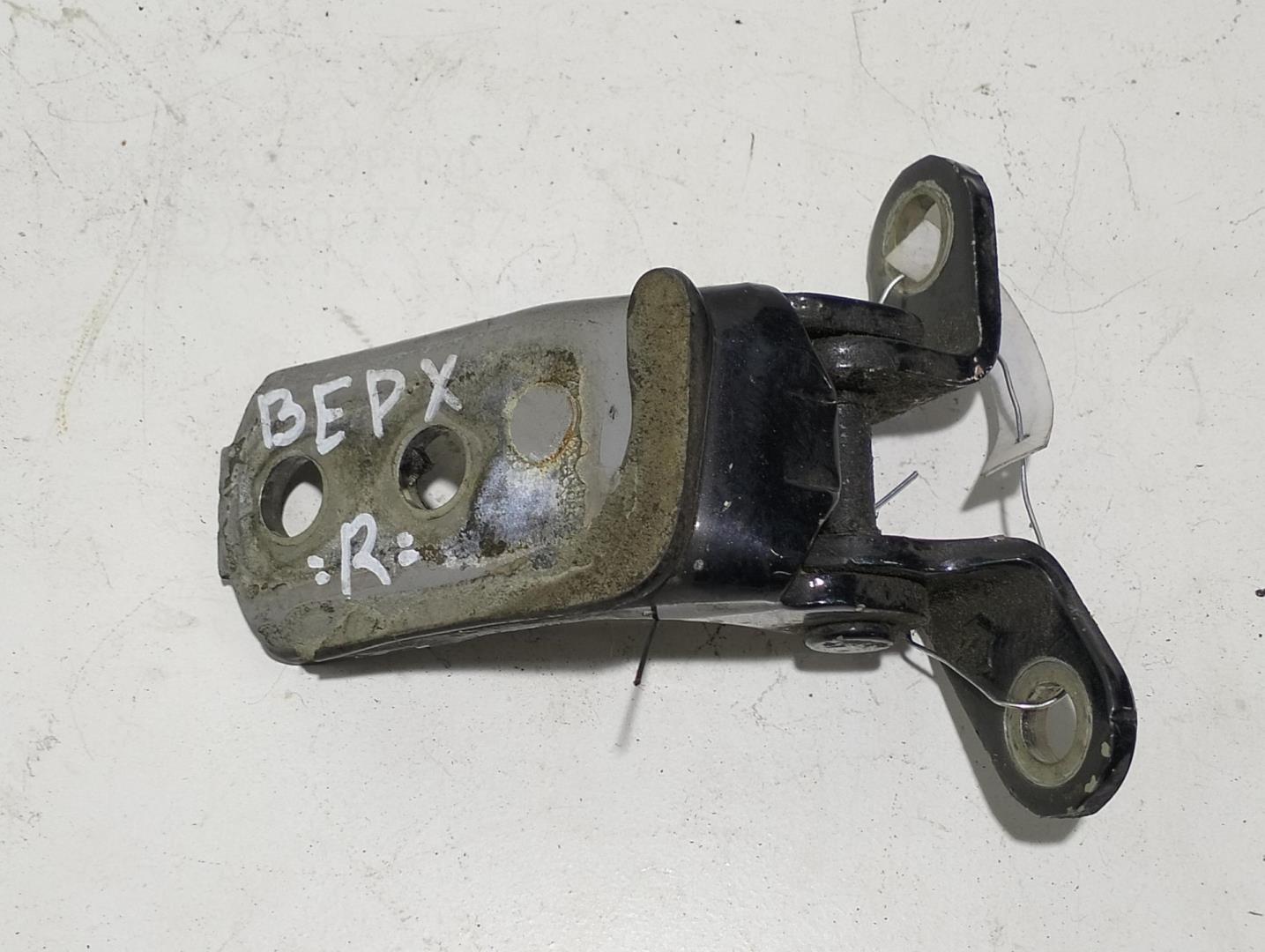 Петля двери