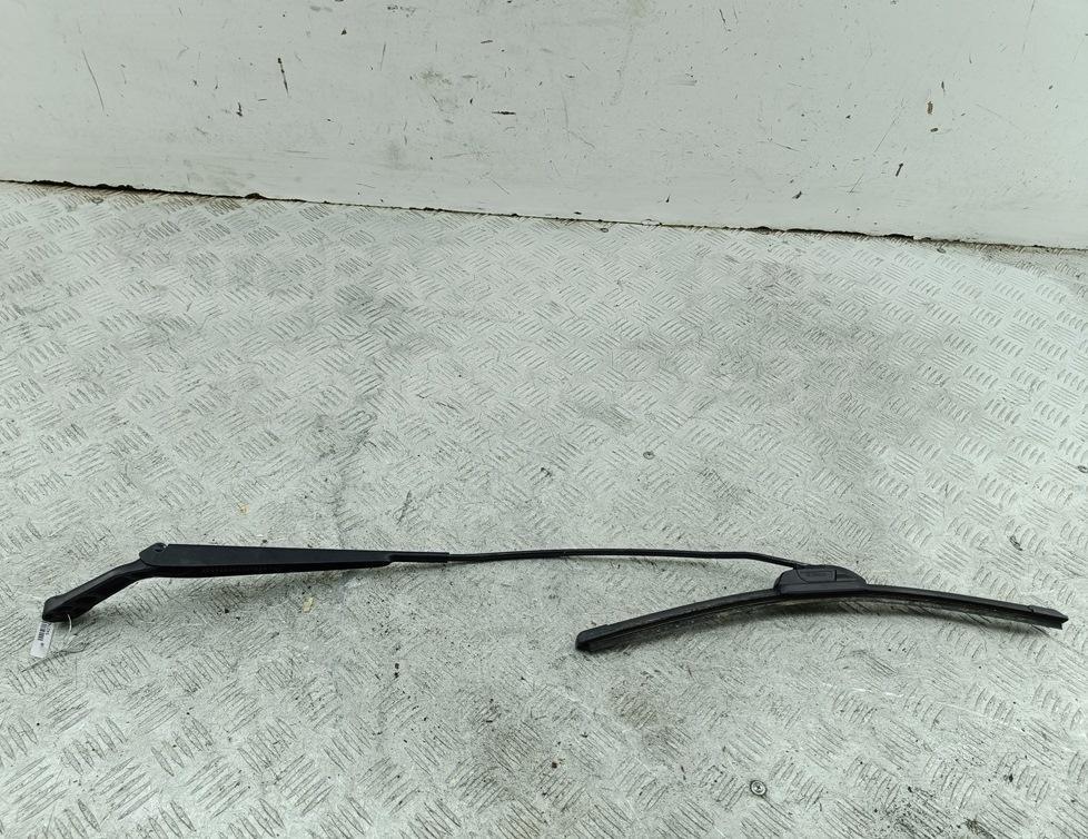 Поводок стеклоочистителя передний правый