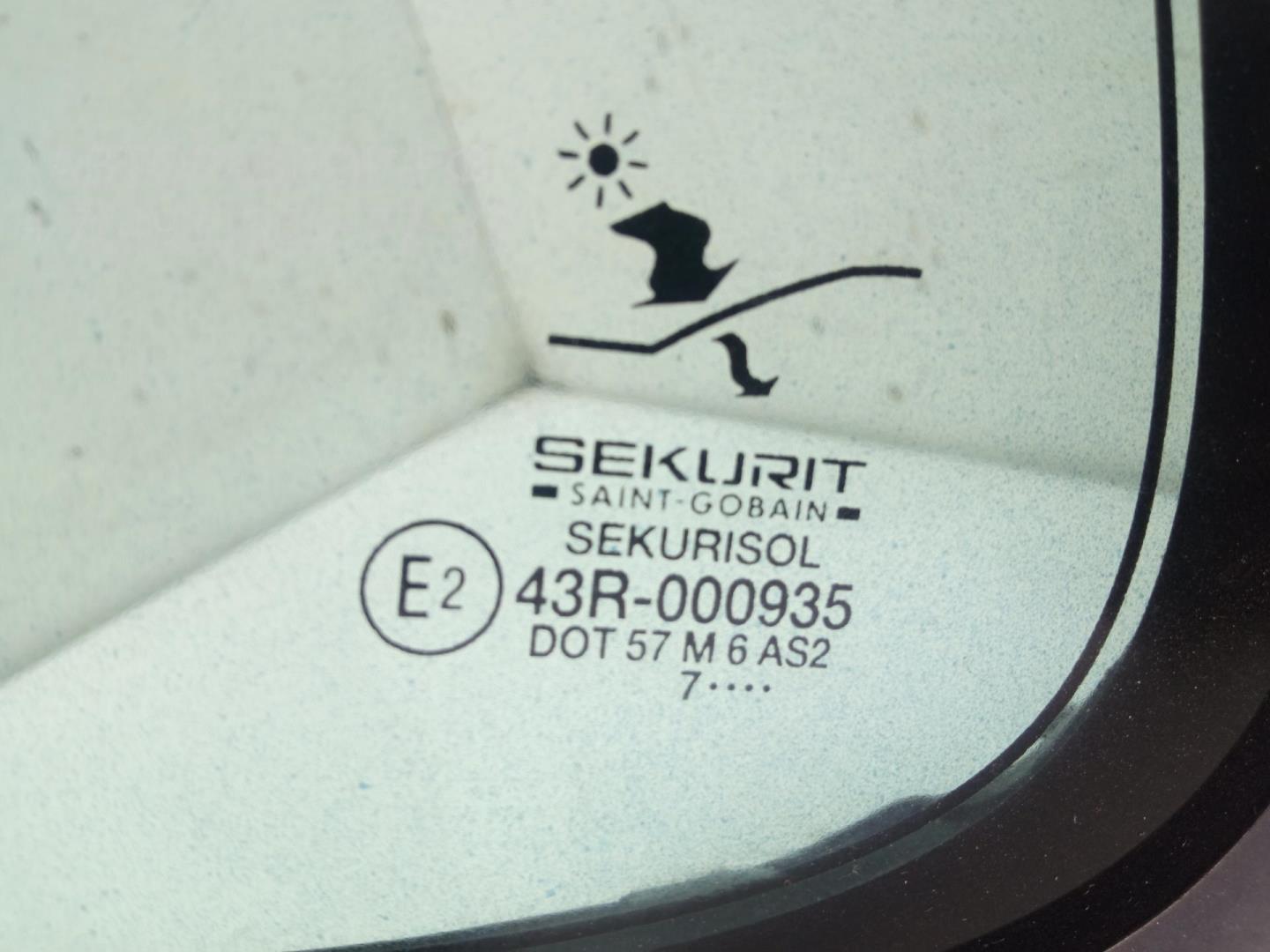 Стекло двери задней левой (форточка)