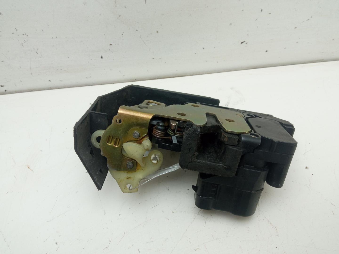 Замок двери передней левой