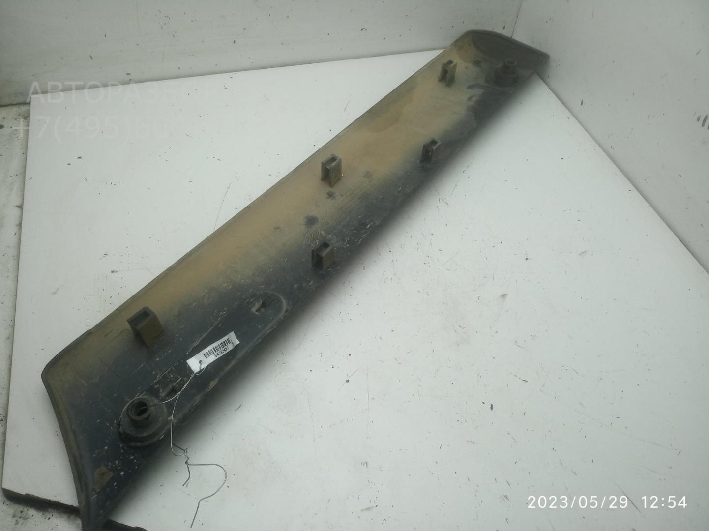 Молдинг двери передней левой