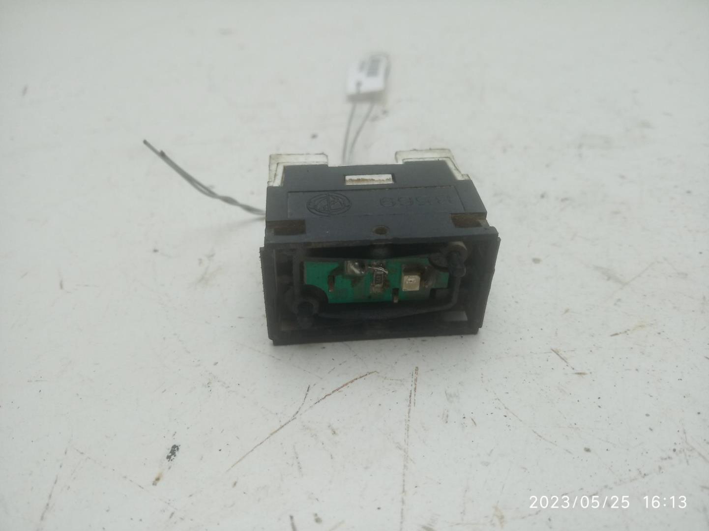 Кнопка стеклоподъемника