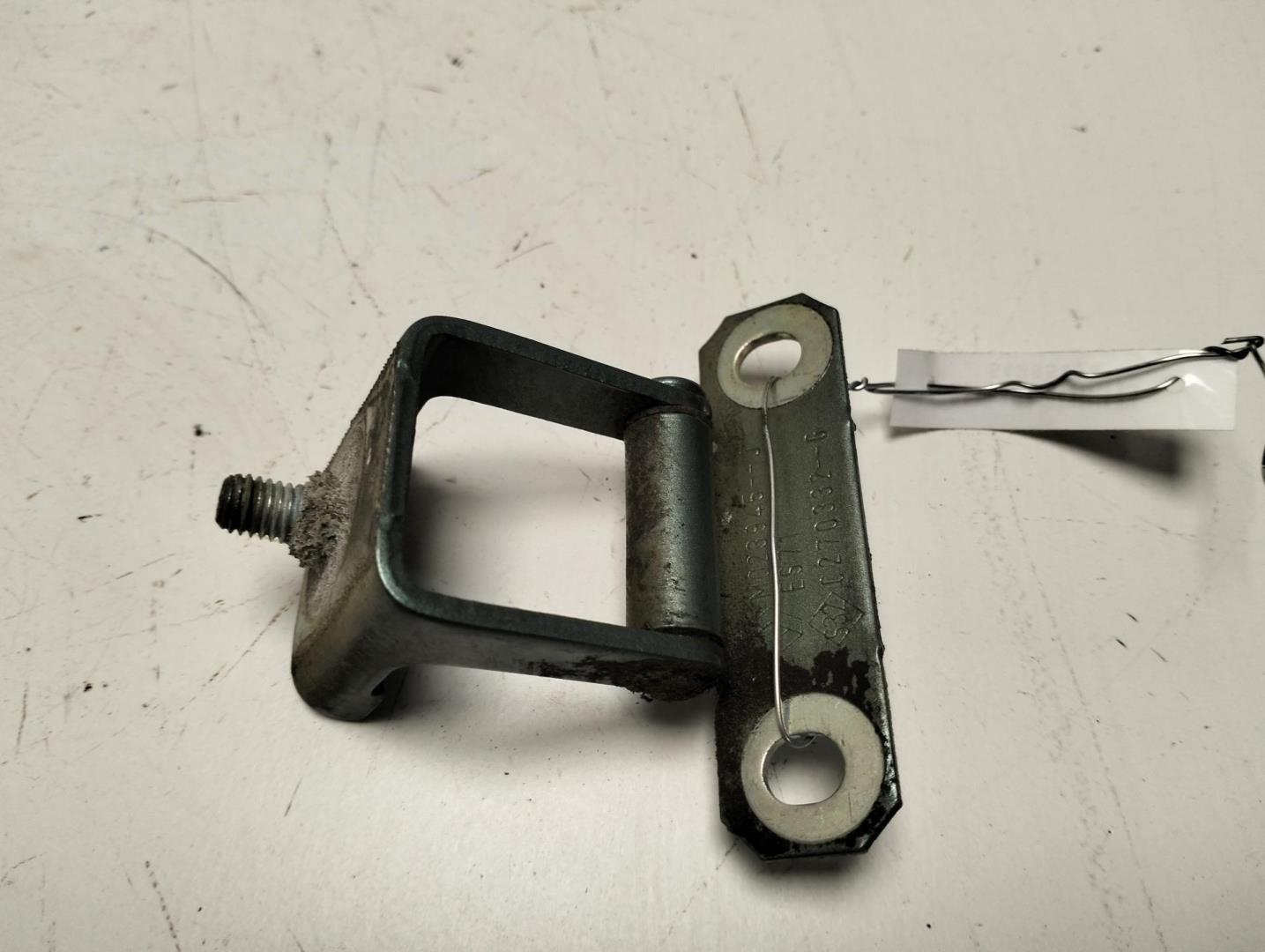 Петля крышки багажника