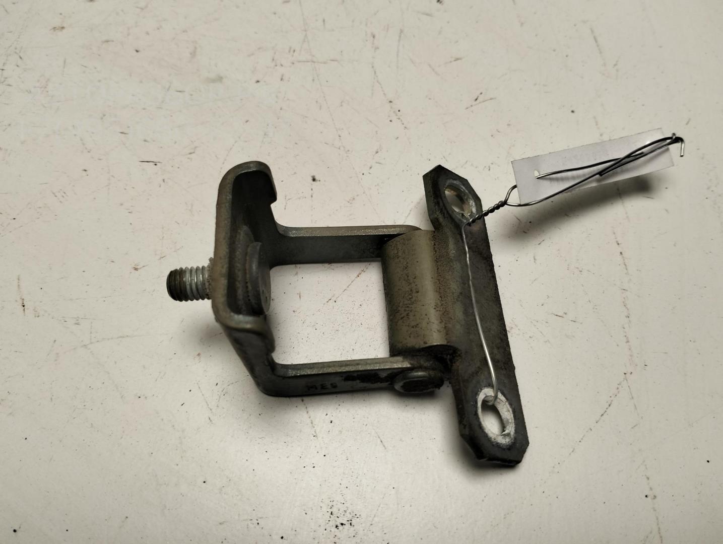 Петля крышки багажника