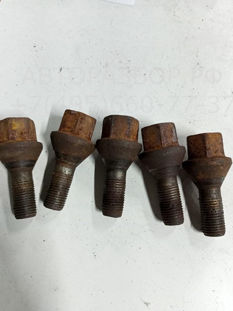 Болт колесный