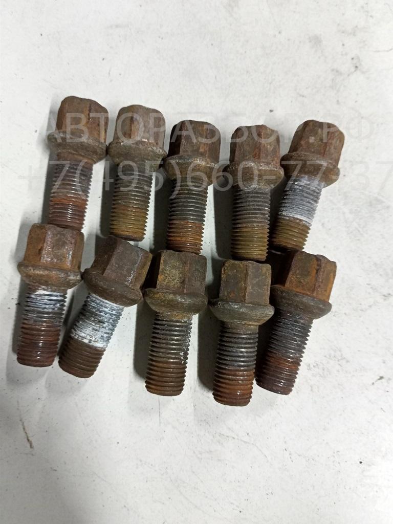 Болт колесный