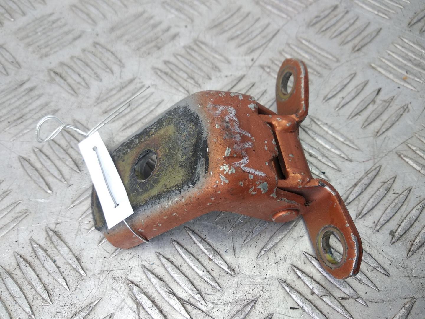 Петля двери