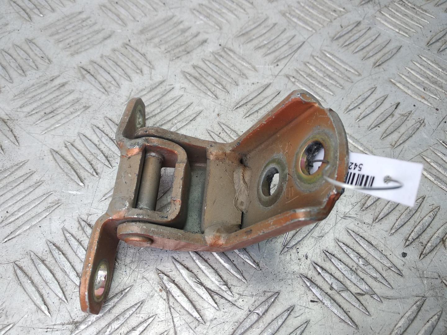 Петля двери