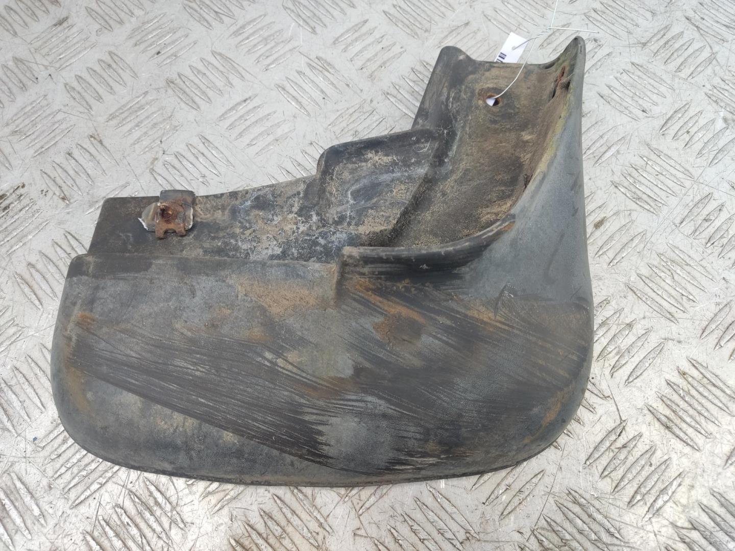 Брызговик передний правый