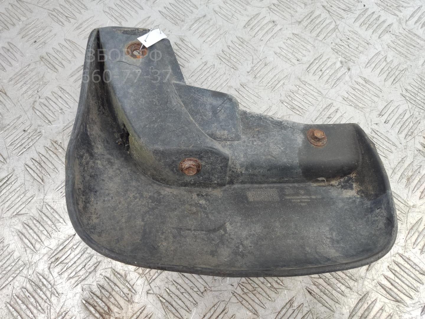 Брызговик передний правый