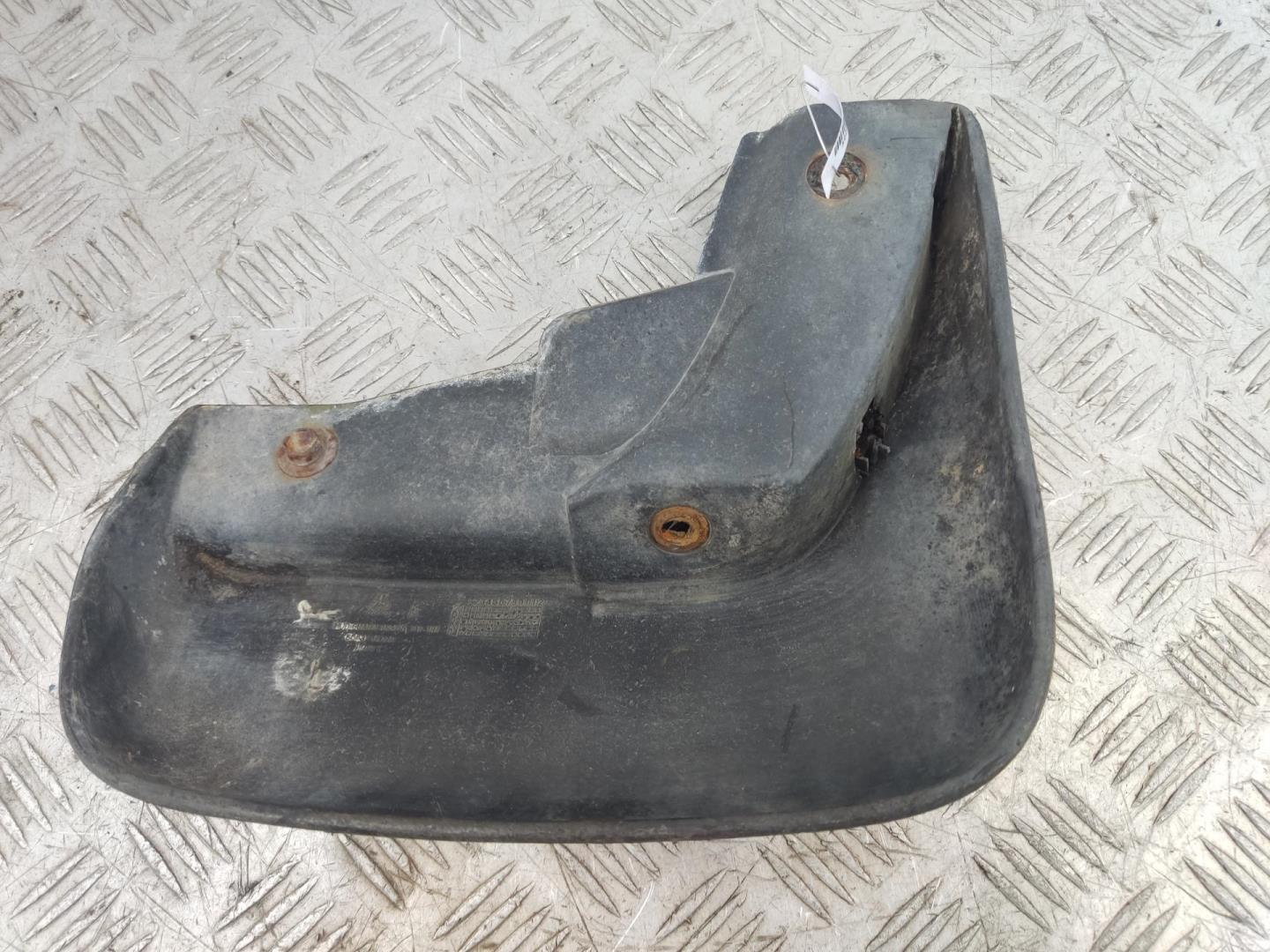 Брызговик передний левый