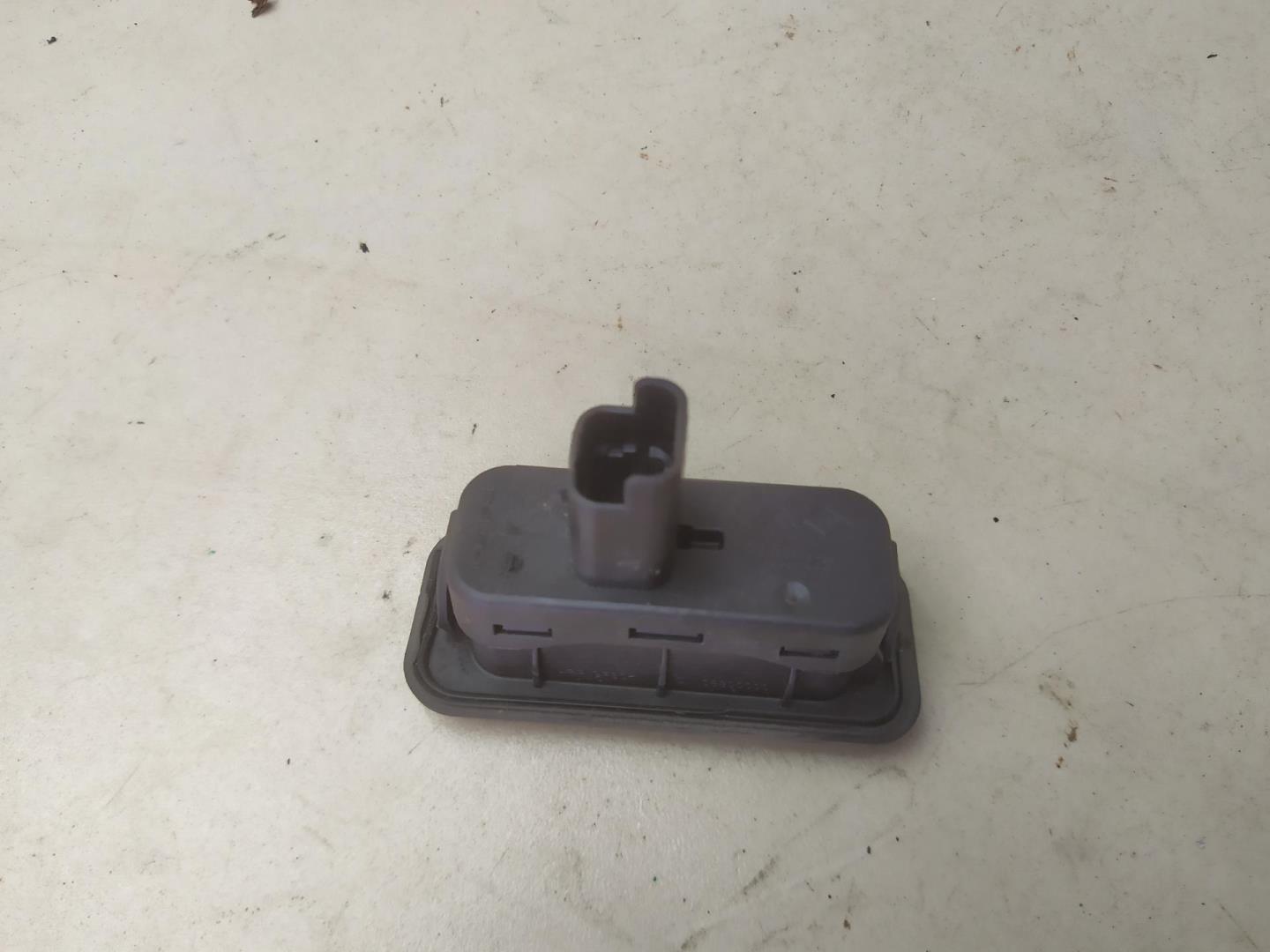 Кнопка открывания багажника